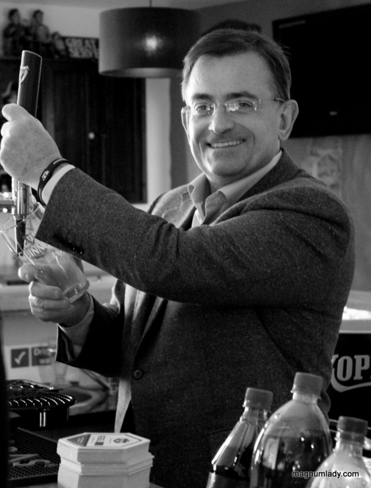 Eddie pulling a pint